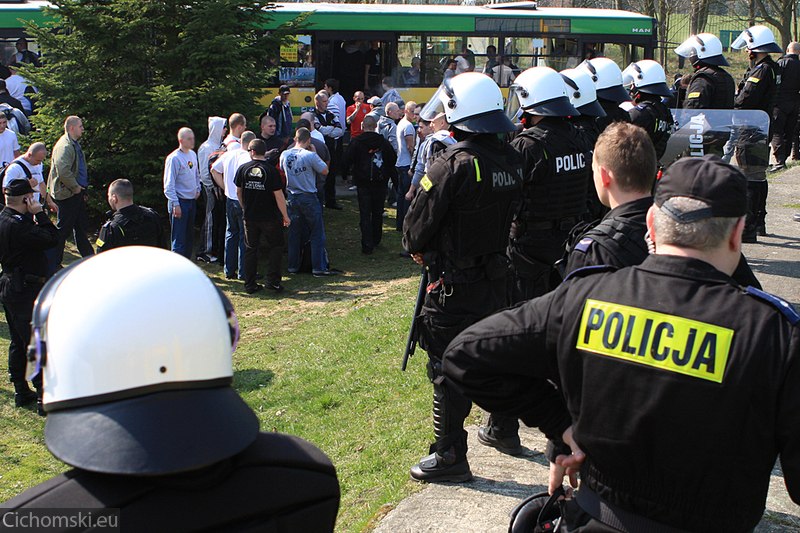 Kibice Zagłebia pod okiem Policjantów